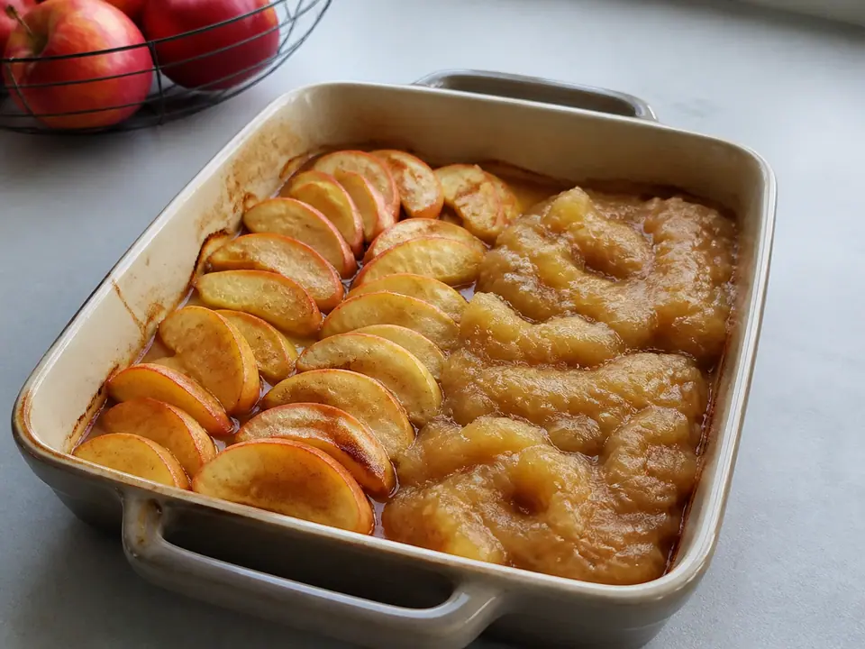 Eating apples and cooking apples baked in separate dishes