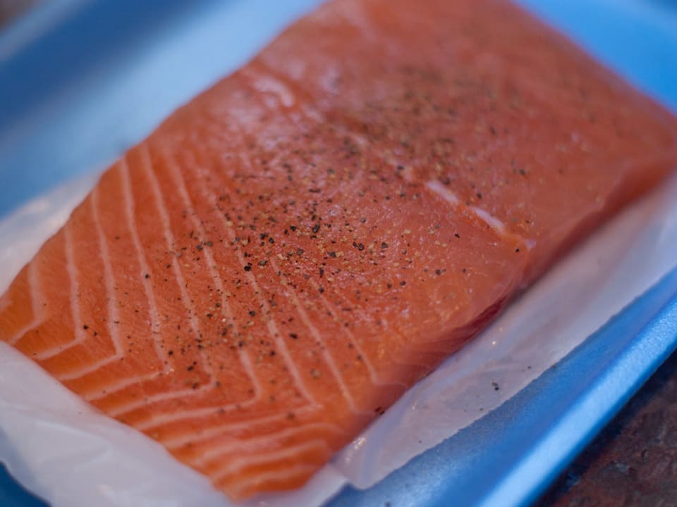 Salmon fillets roasted with red peppers